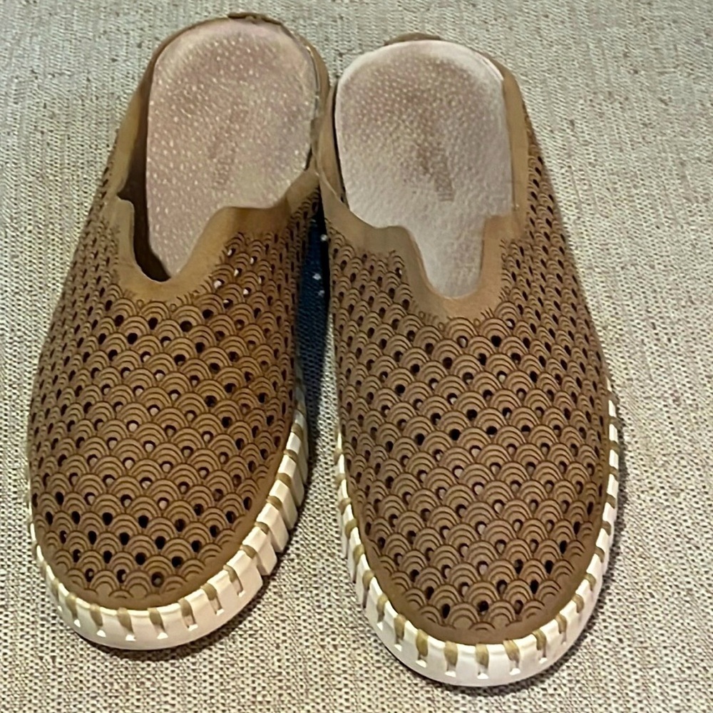 Isle Jacobsen Tulip Slip On Mules Women Size 41